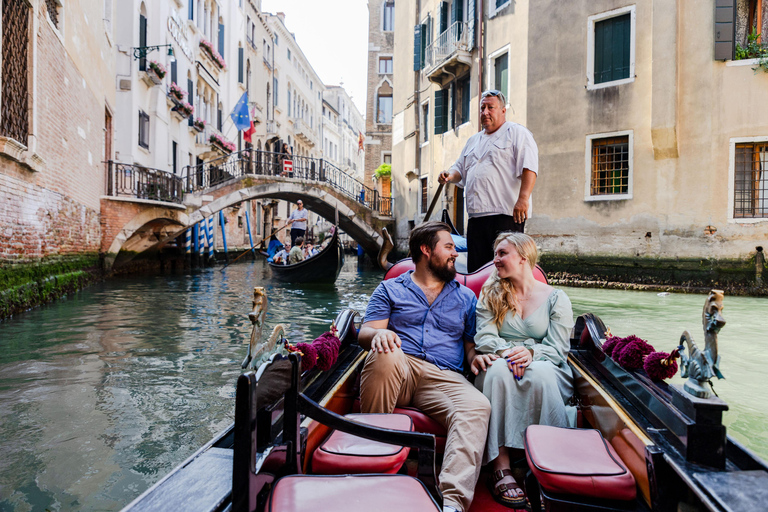 Venecia: Paseo privado en góndola con fotógrafo personalVenecia: Paseo en góndola y sesión de fotos privada