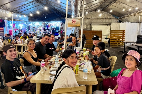 Experiencia gastronómica callejera en Makati con guía local