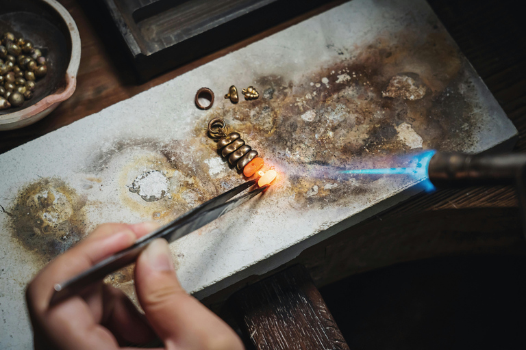 Yogyakarta : Atelier de fabrication traditionnelle de bijoux en argent