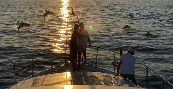 Marbella: Sunset Yacht Cruise with Drinks and Snacks