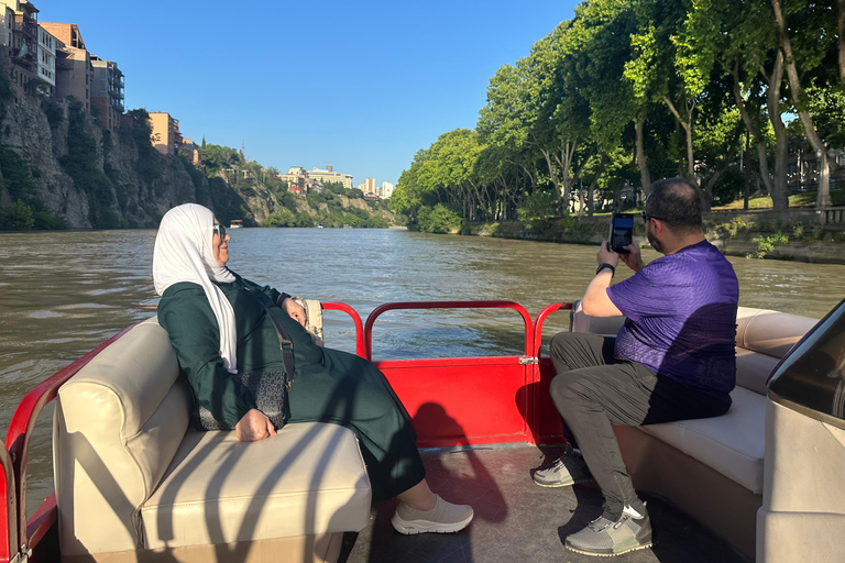 TBILISI: Paseo en barco privado y exclusivo con bebida de bienvenidaTBILISI: Paseo en barco privado exclusivo y con bebida de bienvenida