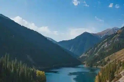 Private Öko-Tour im Elektrofahrzeug: Charyn Canyon, Fluss und Kolsai-Seen