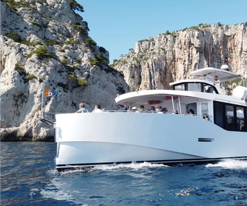 From Bandol: Visit the 13 calanques of Cassis & Marseille