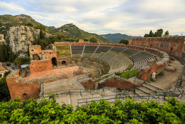 Visit Taormina Ancient Theater Skip-the-Line Ticket & Audio Guide in Caruba, Italia