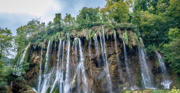 Ab Rijeka: Tagestour zu den Plitvicer Seen mit Guide, Boot und Zug