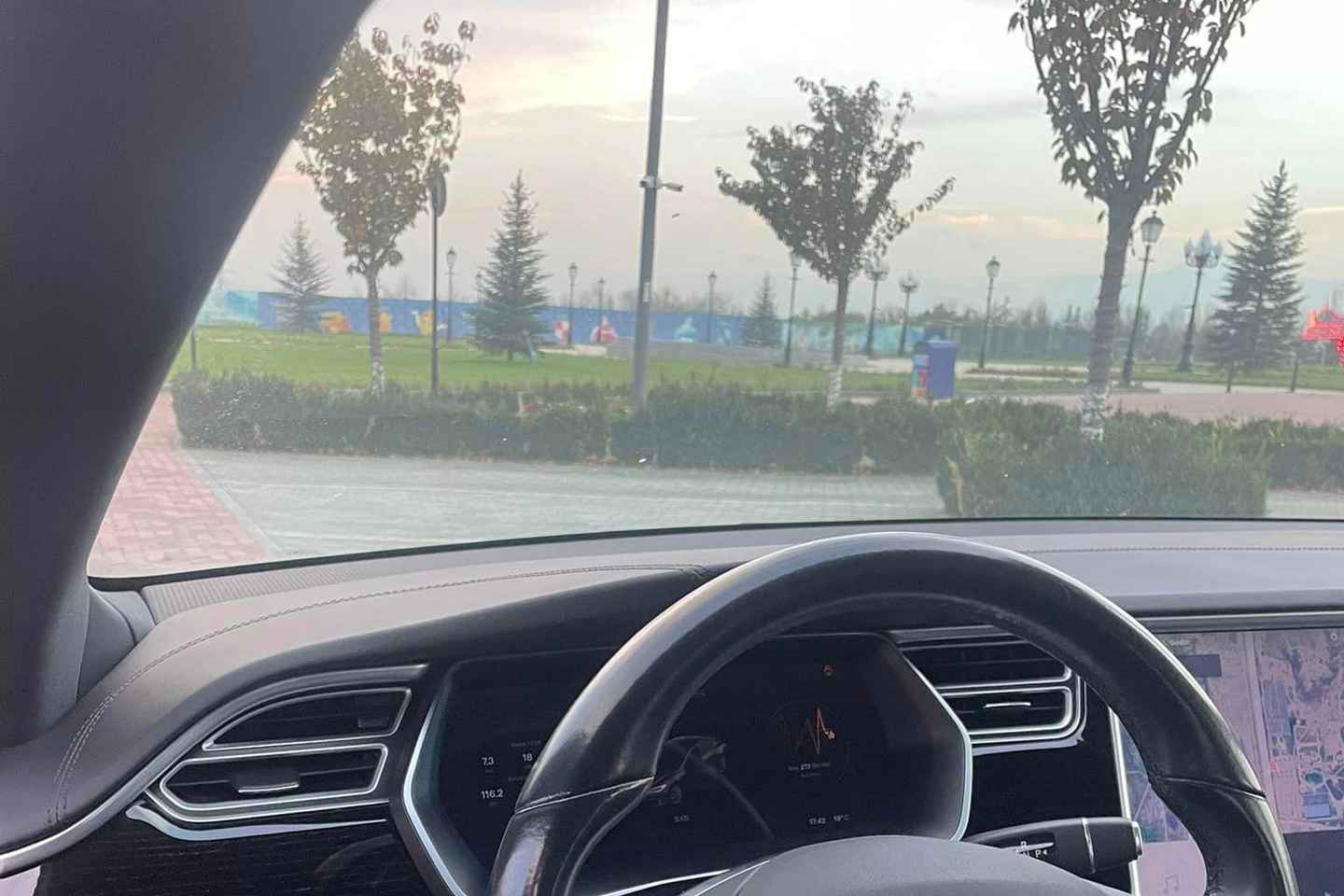 テスラで巡るアルメニア ガルニ・ゲガルド観光