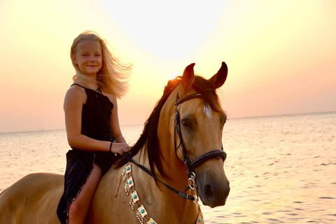 Baía de Makadi: Passeio a cavalo no deserto e no mar com guia + transferênciasBaía de Makadi: Passeio a cavalo no deserto e no mar com guia + transporte