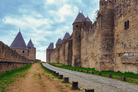 Carcassonne: Solex ride with guide and French-style brunch Carcassonne: Solex tour with guide and French brunch