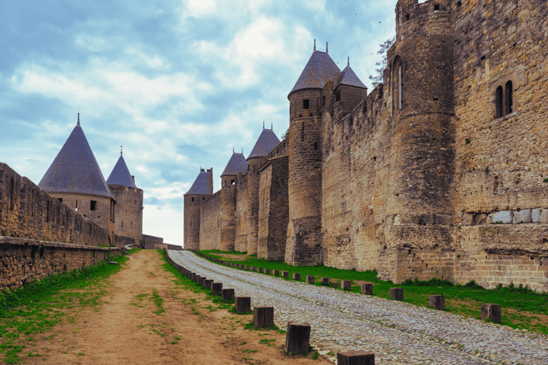Carcassonne: Solex ride with guide and French-style brunch Carcassonne: Solex tour with guide and French brunch