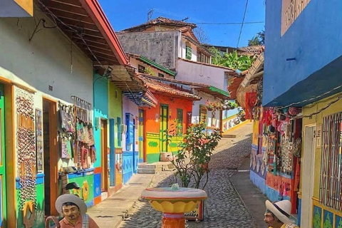 جولة غواتابي: ألتو ديل تشوتشو، وبيدرا ديل بينيول، والغداء، والمزيد