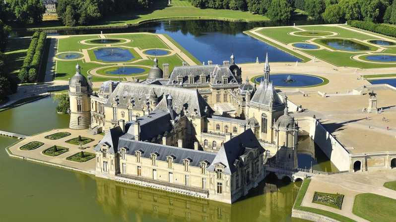 Paris: Private transfer Château Chantilly van 7 places 5H