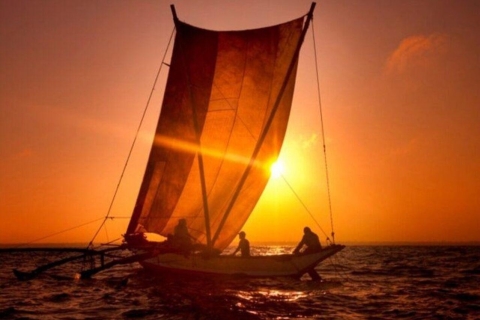 Voile au coucher du soleil à Port CityVoile en catamaran au coucher du soleil à Port City