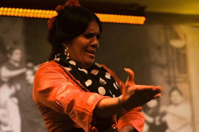 Sevilla: Espectáculo Flamenco con Copa en Tablao La Cantaora