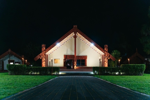 Rotorua: recorrido nocturno a pie por el géiser Te Puia con postre