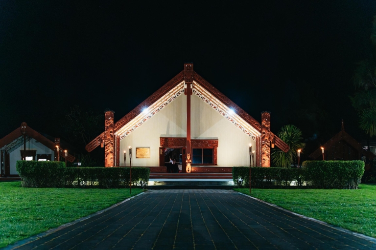Rotorua: recorrido nocturno a pie por el géiser Te Puia con postre