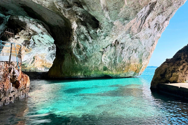 Au départ de Cala Gonone : excursion en dinghy dans le golfe d&#039;OroseiAu départ de Cala Gonone : excursion en canot pneumatique dans le golfe d&#039;Orosei