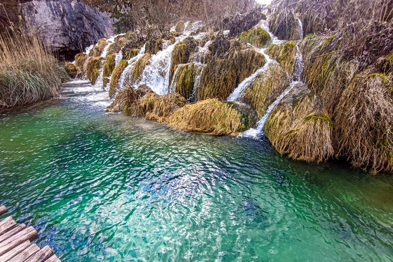 Depuis Zagreb : Excursion d'une journée à Plitvice et Rastoke avec 8 personnes maximum