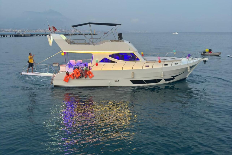 4 Hours low priced luxury VIP yacht tour in Alanya