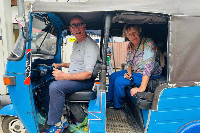 Kandy: Tuk-Tuk Tour with Market Visit and Workshop