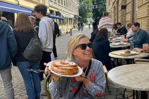 Gothenburg: Universeum & Haga Private Day Tour with Guide