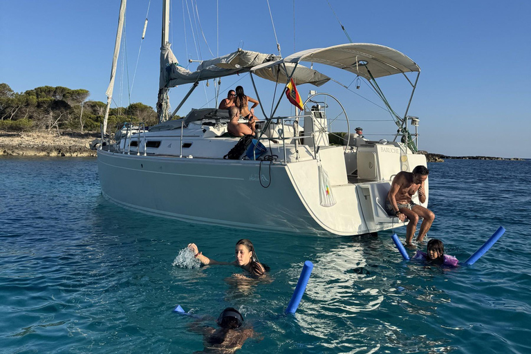 Cala Galdana - Full-day sailing trip (8 hours) Full-day sailing trip through the coves of southern Menorca (max. 4 people)