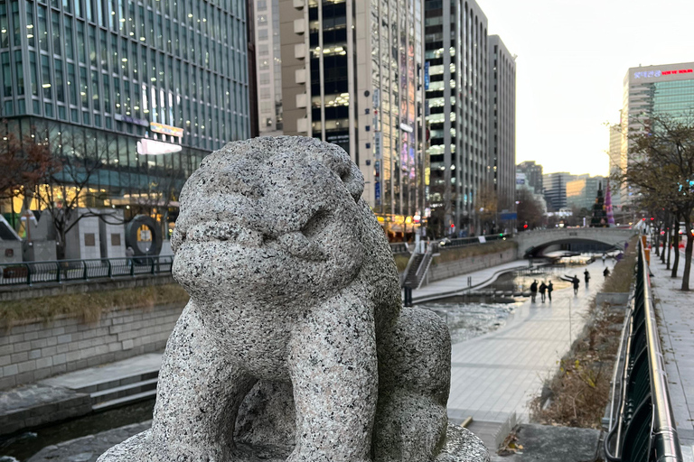 Walking through the heart of Seoul. Tour in Spanish