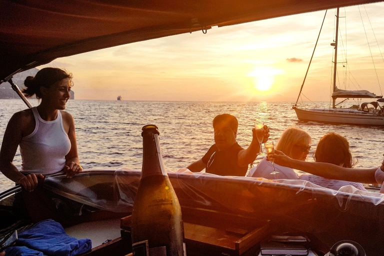Von Sorrento aus: Bootstour bei Sonnenuntergang auf der sorrentinischen Halbinsel