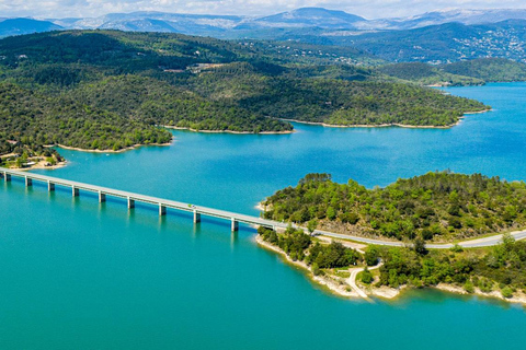 Mercado provenzal, compras y cesta de picnic en el lago