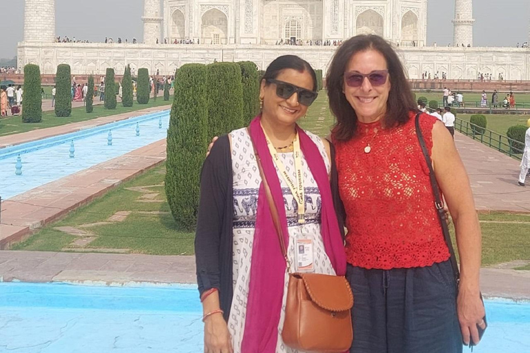 Depuis Delhi : visite du Taj Mahal avec guide fémininExcursion avec un guide touristique local féminin bien informé.