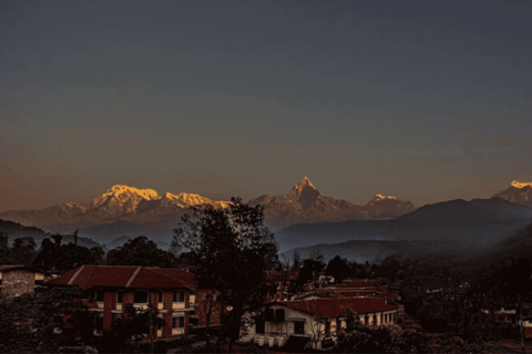 Sonnenaufgang: Atemberaubende Aussicht auf die Fishtail- und Annapurna-Gipfel