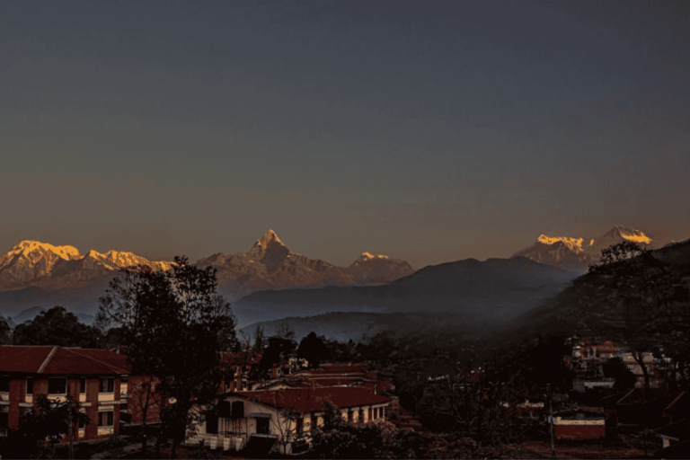 Sonnenaufgang: Atemberaubende Aussicht auf die Fishtail- und Annapurna-Gipfel