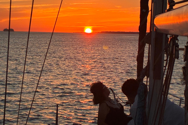 Sunset aboard a sailboat in Lisbon! Sunset aboard a sailing boat in Lisbon!