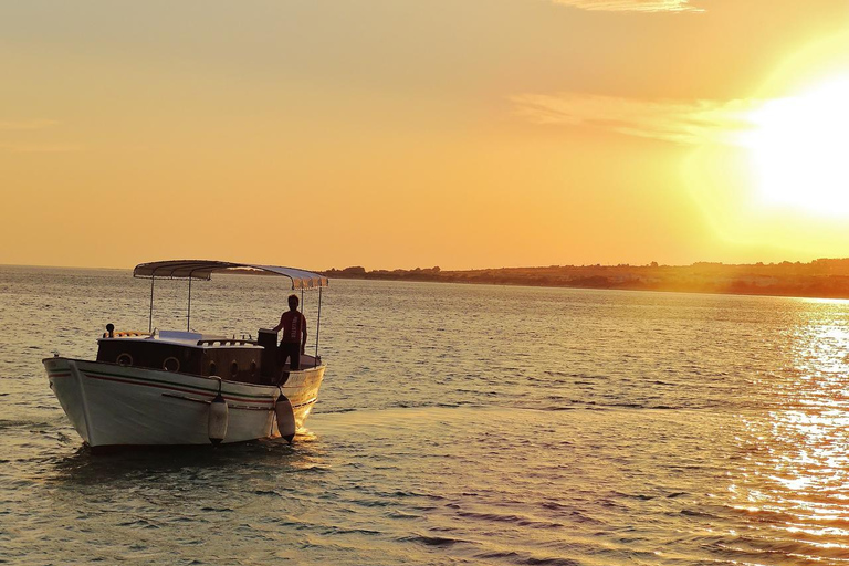 Torre Vado: Guided Boat Tour to the Caves with Swimming Stops and Aperitif