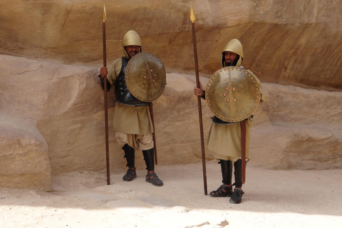 Desde Ammán: viaje privado de 2 días a Petra, Wadi Rum y el mar MuertoTransporte y alojamiento