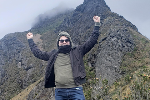 Quito: Pichincha Volcano Cable Car and Hiking Tour Rucu Pichincha Summit