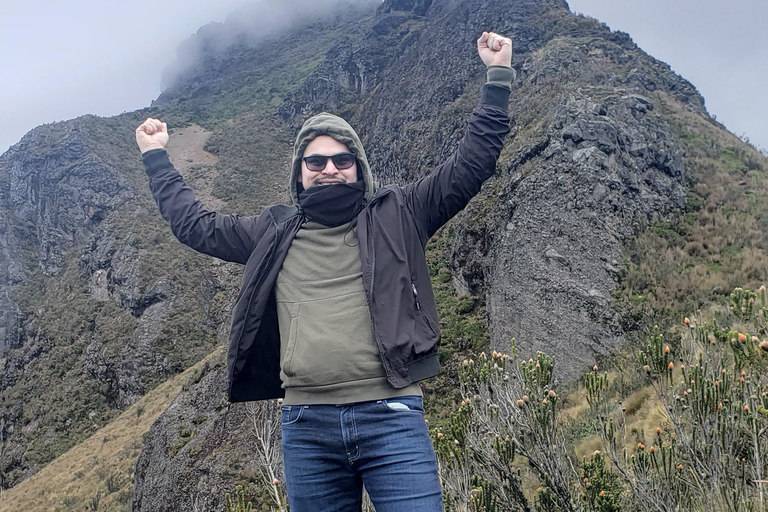 Quito: Pichincha Volcano Cable Car and Hiking Tour Rucu Pichincha Summit