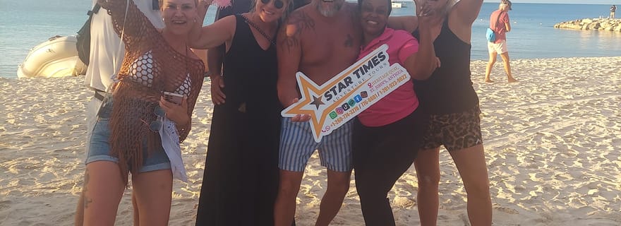 St. Johns : baignade et détente sur 2 plages avec cabines téléphoniques rouges