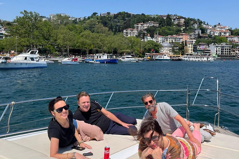 Private Bosphorus Yacht with Local Guide and Snacks