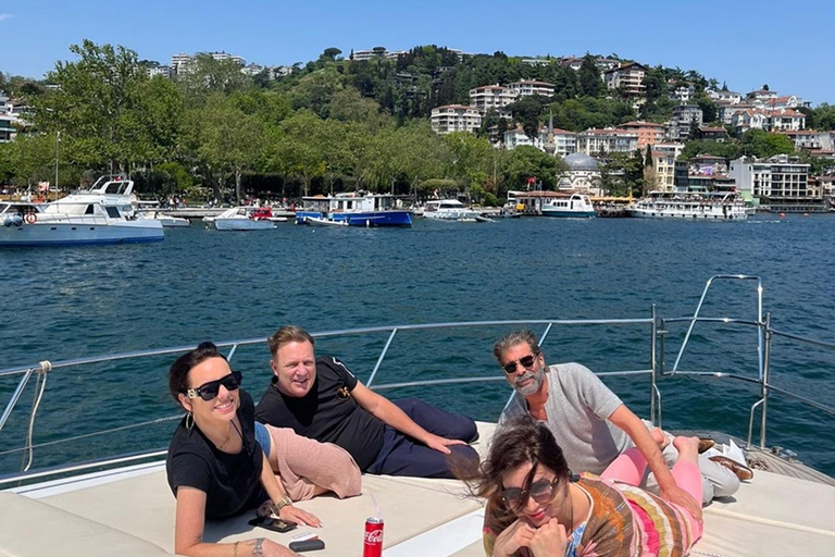 Private Bosphorus Yacht with Local Guide and Snacks