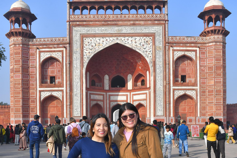 Depuis Delhi : visite du Taj Mahal et d'Agra le même jour avec promenade en bateauExcursion avec voiture climatisée, chauffeur, guide, déjeuner, entrée, promenade en bateau.