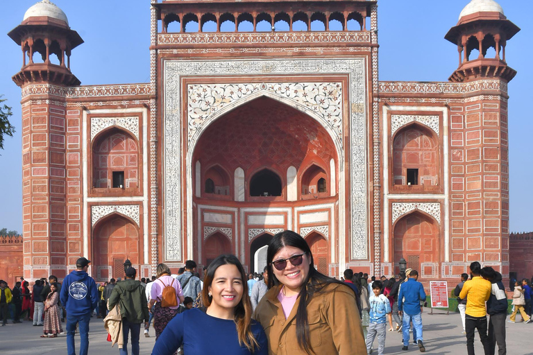 Depuis Delhi : visite du Taj Mahal et d'Agra le même jour avec promenade en bateauExcursion avec voiture climatisée, chauffeur, guide, déjeuner, entrée, promenade en bateau.