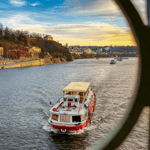 Praga: crociera fluviale sulla Moldava con musica jazz e commento