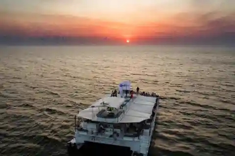 Cartagena: Sunset Open Bar Cruise in Catamaran or Speedboat