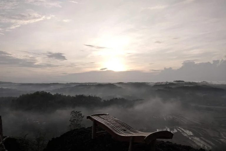 Tour dell'alba sul Monte Ireng e visita alla grotta di Jomblang e a PrambananTour dell'alba sul Monte Ireng, visita alla grotta di Jomblang e al Prambanan
