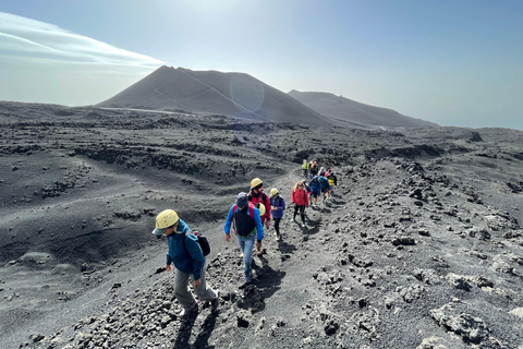 Ätna: Gipfel- und Kraterwanderung mit GuideÄtna: Geführte Gipfel- und Kraterwanderung