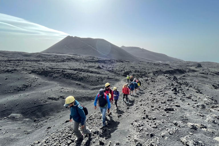 Ätna: Gipfel- und Kraterwanderung mit GuideÄtna: Geführte Gipfel- und Kraterwanderung