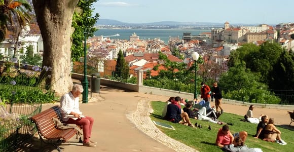 Lisbon: Alfama, Graça & Baixa Walking Tour with Viewpoints