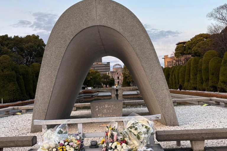 Deux mondes : le passé d&#039;Hiroshima et la beauté intemporelle de Miyajima