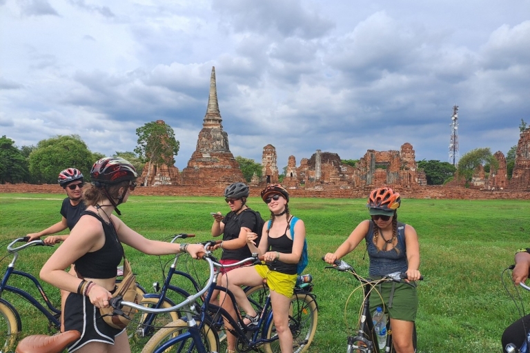 Fietstocht door de stad Ayutthaya en het historische park