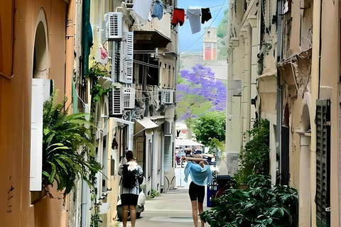 Perdámonos en las callejuelas del casco antiguo de CorfúTour a pie por la ciudad de Corfú: Historia y Cultura